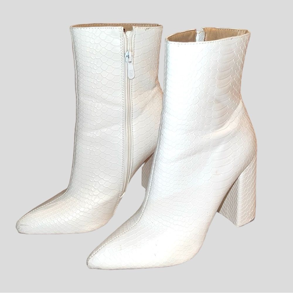 Pretty little thing cute white faux snake skin design! - Picture 2 of 7